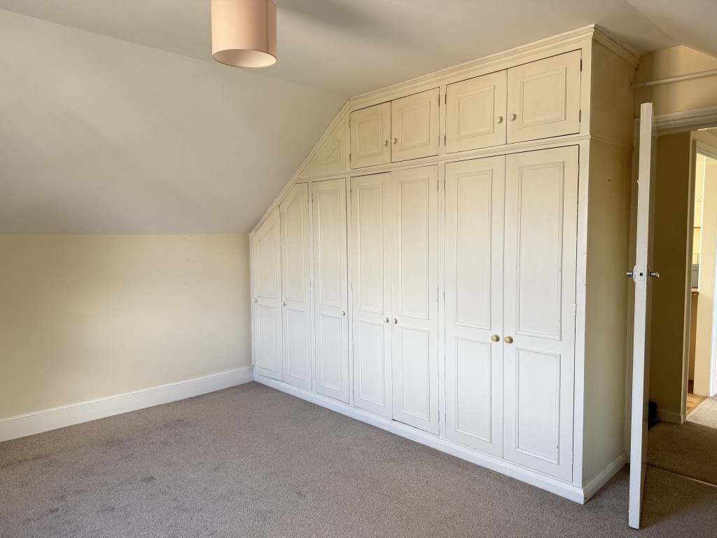 Lot: 28 - ONE-BEDROOM LEASEHOLD FLAT IN NEED OF IMPROVEMENT WITH SHARE OF FREEHOLD - Bedroom with built in storage